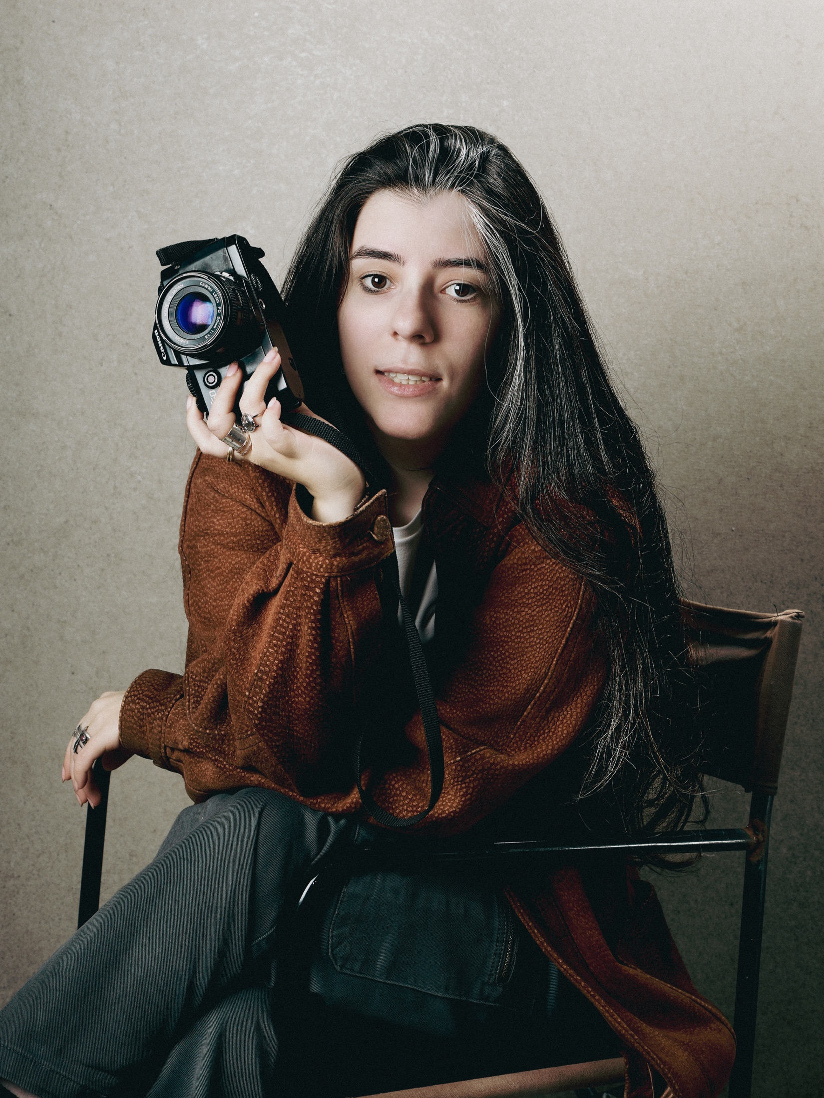 Portrait of Alba de la Cruz holding a camera